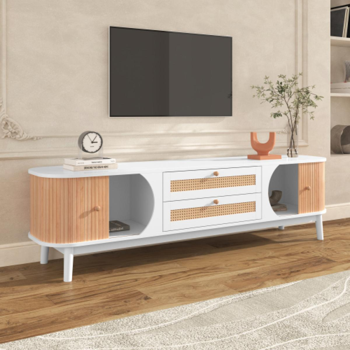 Ein weißer TV-Ständer mit Holztüren und Schubladen, ein Fernseher darüber und Dekorationsgegenstände. Er steht auf einem Holzboden mit Teppich.