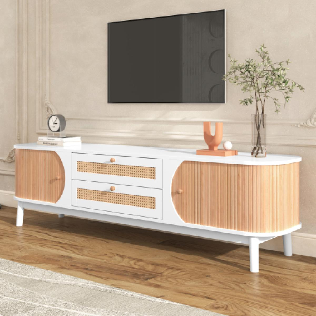 Ein weißer und hölzerner Schrank mit einem Fernseher an der Wand. Der Schrank hat Schubladen und Türen. Oben befindet sich Dekoration.