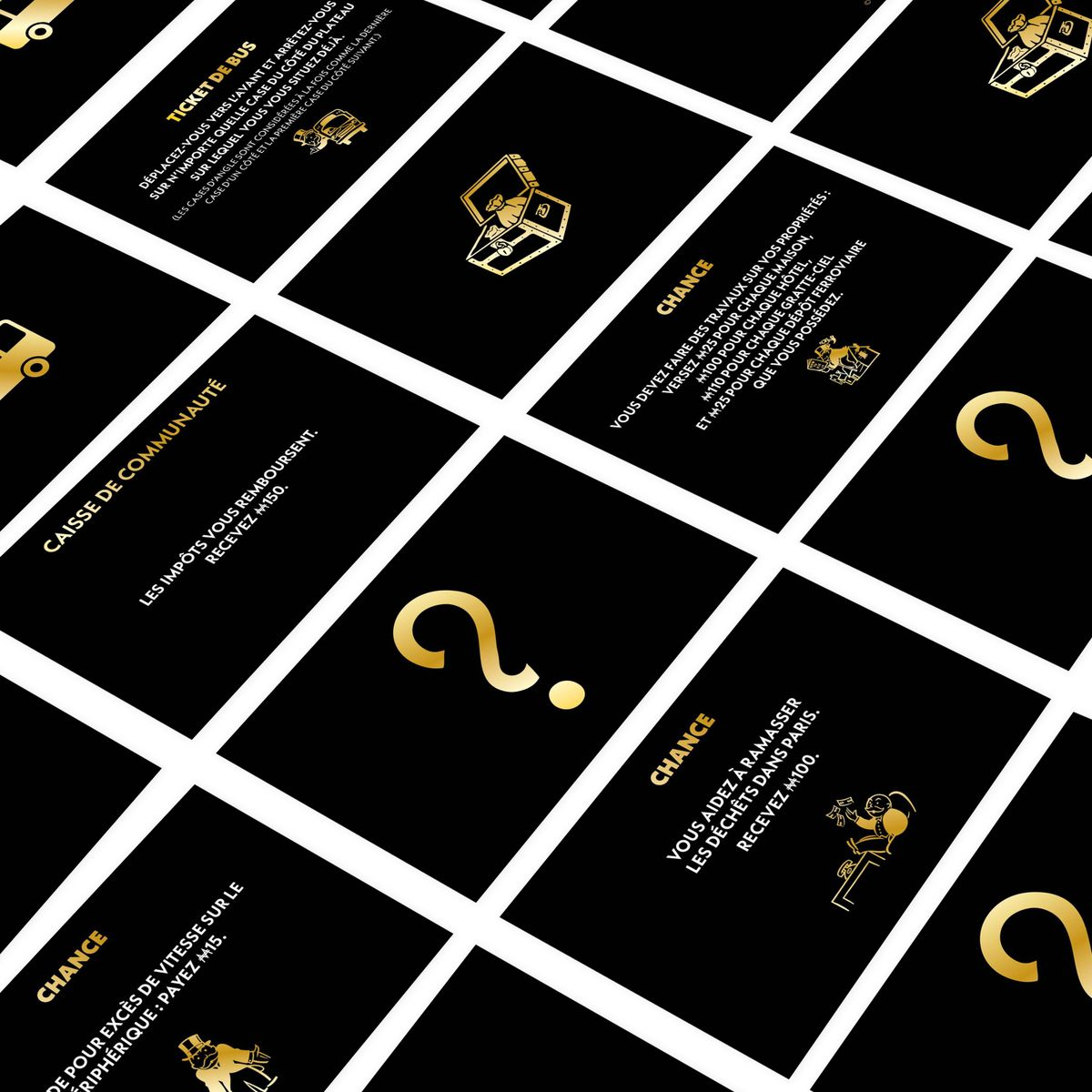 Monopoly Chance- und Gemeinschaftskarten. Goldener Text auf schwarzem Hintergrund. Fragezeichen und verschiedene Anweisungen sind sichtbar.