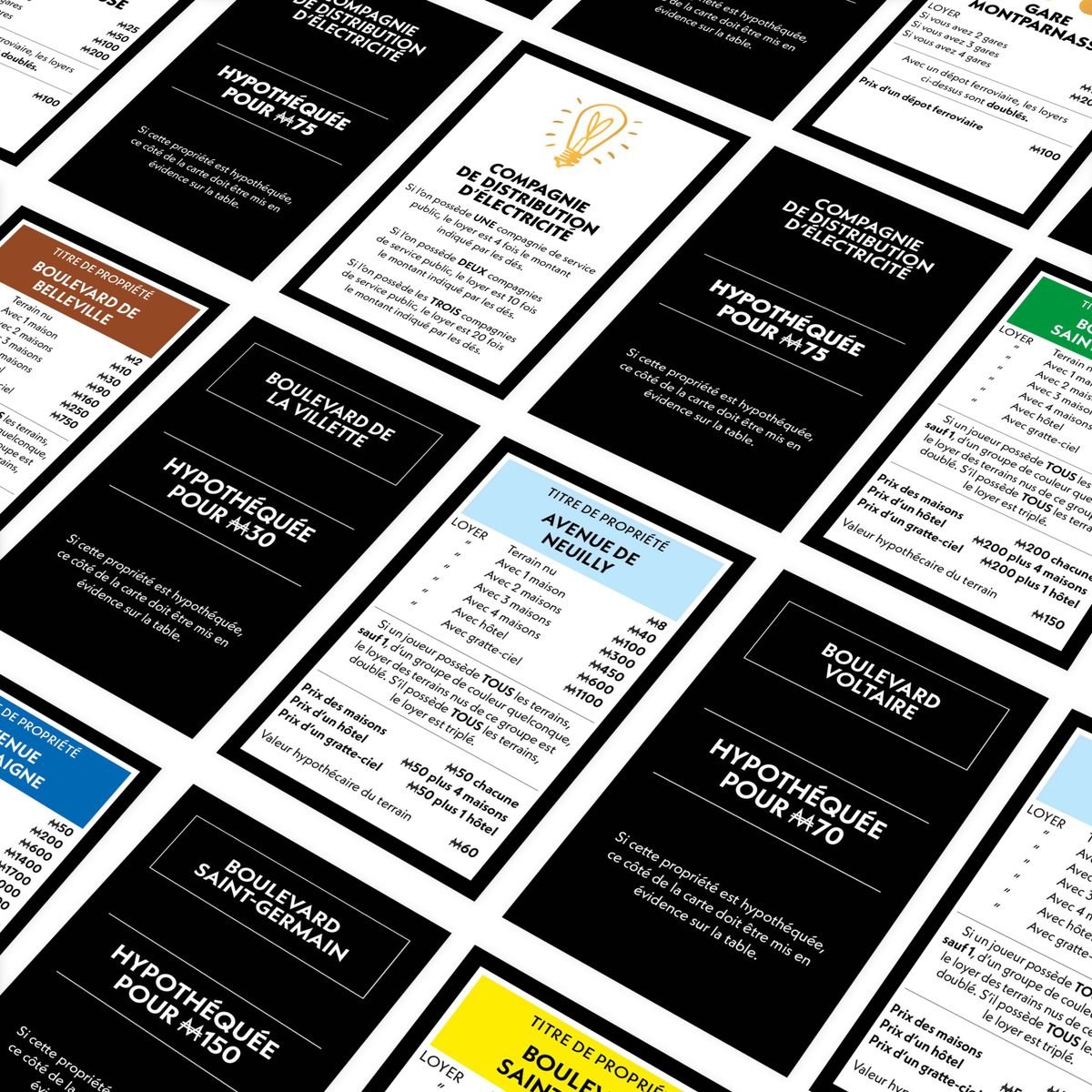Monopoly-Brettspiel. Immobilien und Karten mit Text sind sichtbar.