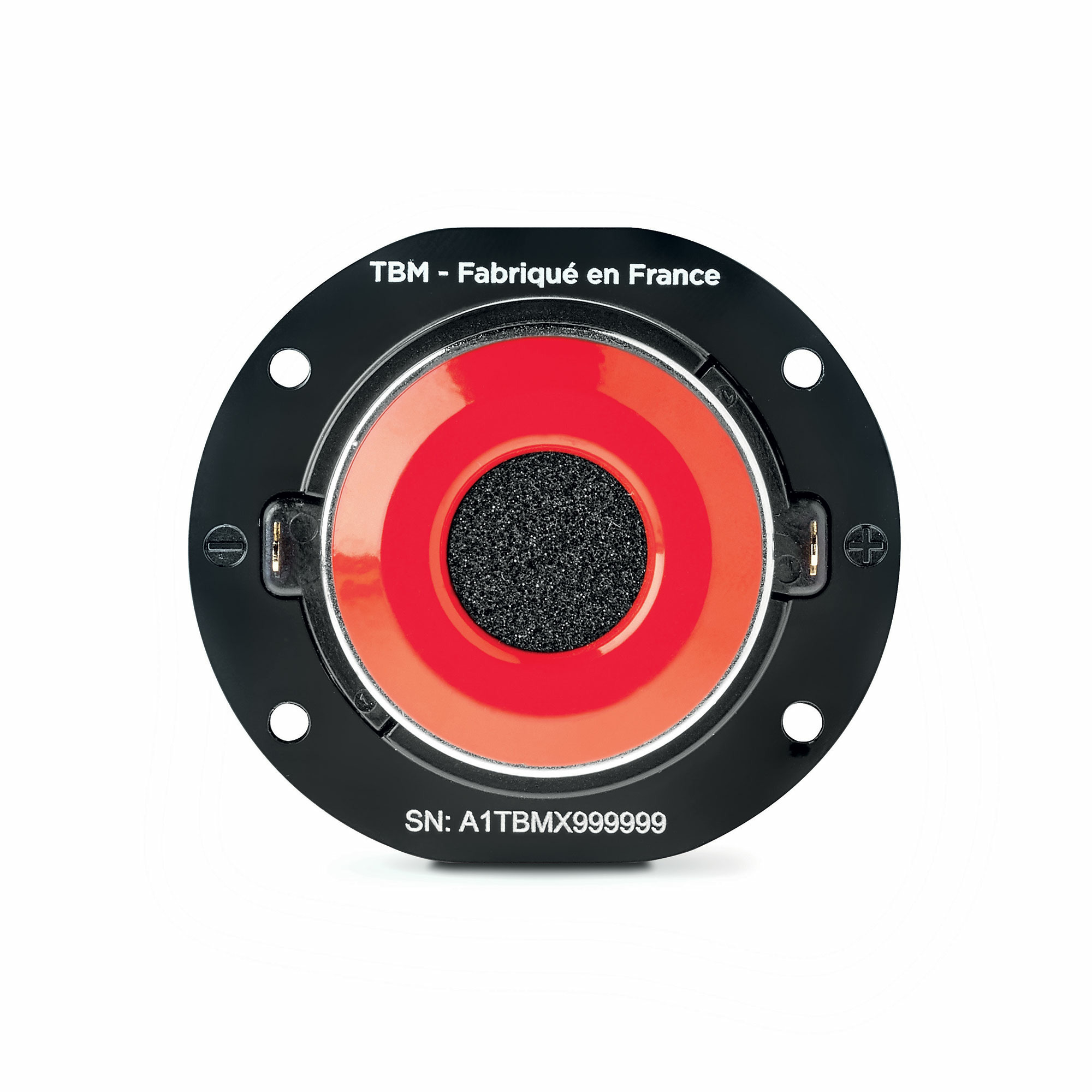Kreisförmige Lautsprecherkomponente. Schwarzer Rahmen, rote und orangefarbene Innenringe, schwarze Mitte. Text: TBM, Made in France, SN: A1TBMX999999.