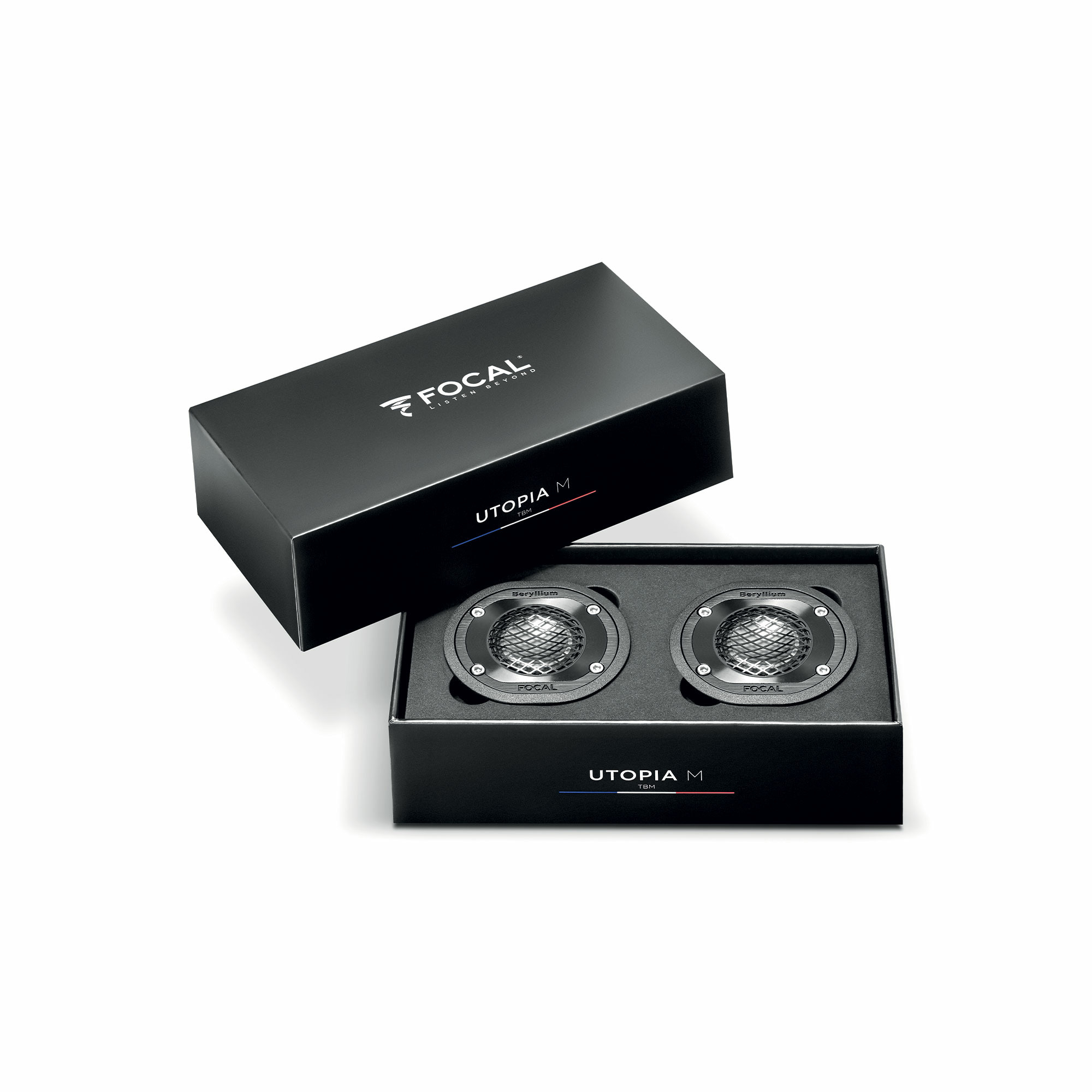 Zwei schwarze Focal Utopia M-Lautsprecher in einer schwarzen Box. Die Box ist geöffnet, die Lautsprecher sind vor weißem Hintergrund sichtbar.