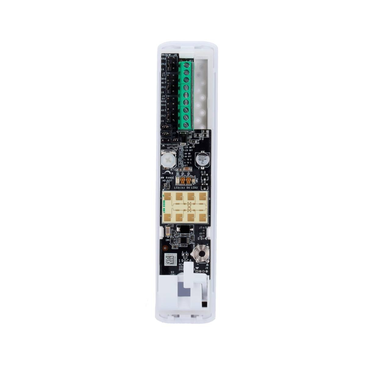Un dispositivo electrónico blanco con un conector verde, una placa de circuito negro y varios componentes se muestra sobre un fondo blanco.