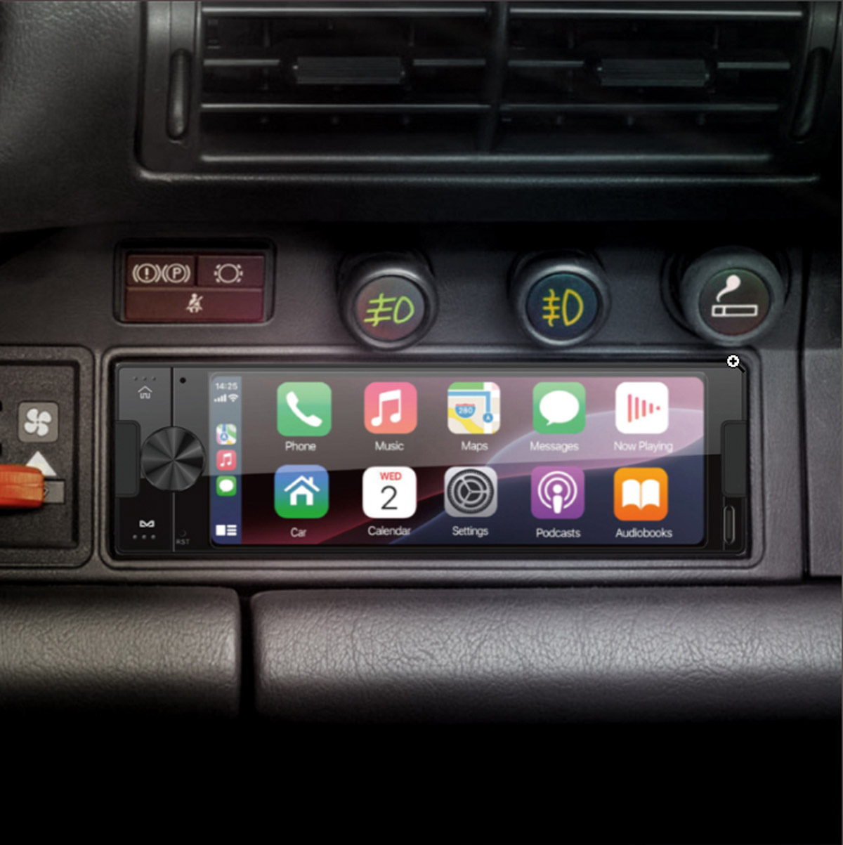 Autoradio mit Touchscreen, der App-Symbole anzeigt. Enthält Telefon, Musik, Karten, Nachrichten und Hörbücher. Armaturenbrett sichtbar.