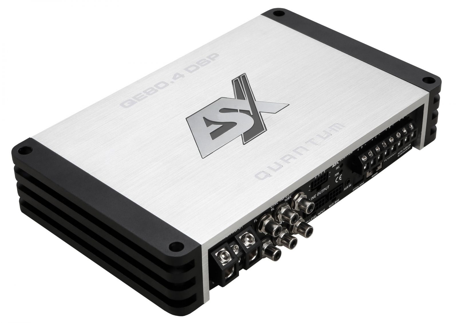 Silberner Auto-Audioverstärker mit schwarzen Akzenten. Er hat Anschlüsse, den Markennamen Quantum und das Modell QE80.4 DSP.