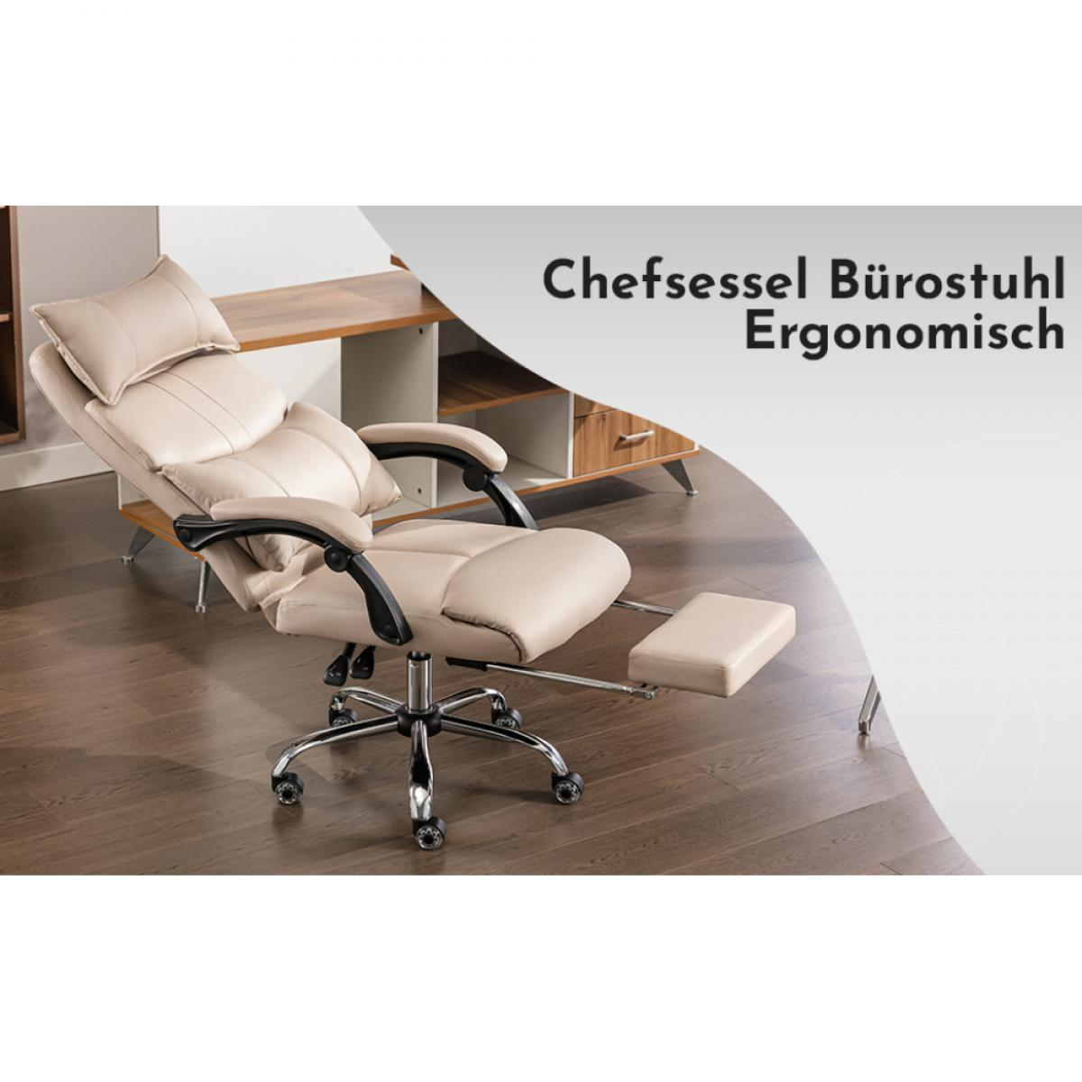 Beiger ergonomischer Bürostuhl mit Fußstütze. Er hat schwarze Armlehnen und ein Chromgestell, steht auf Holzfußboden, Schrank im Hintergrund.