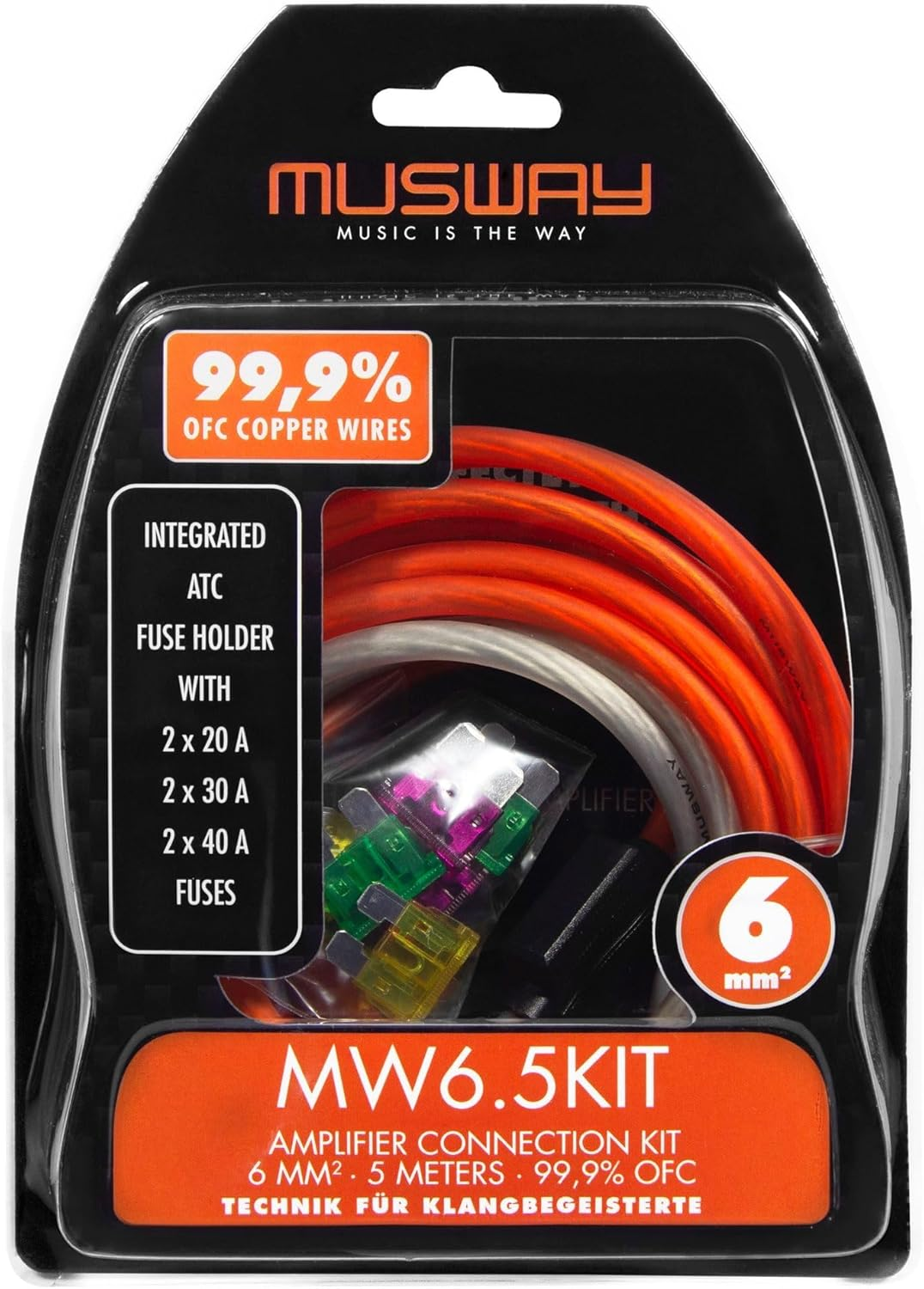 Paket eines Auto-Audio-Verstärker-Kits. Enthält Kupferdrähte, Sicherungen und einen Sicherungshalter. Orange und weiße Drähte sind sichtbar.