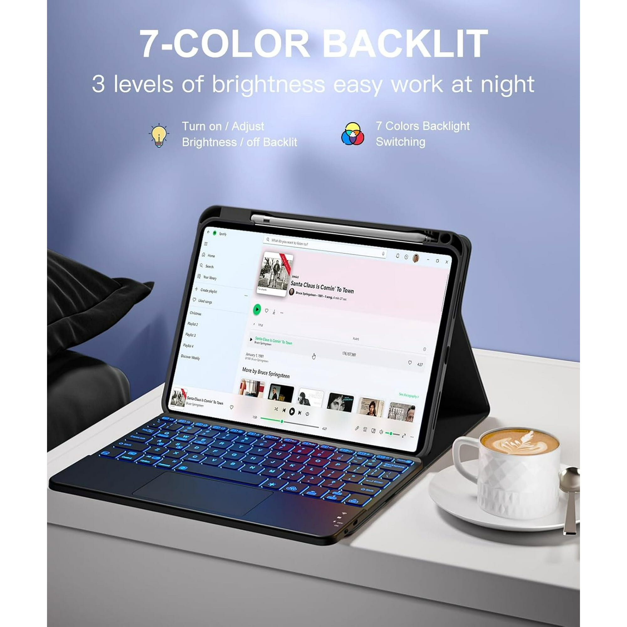 Tablet mit blau beleuchteter Tastatur, spielt Musik. Eine Tasse Kaffee und Text über die Gerätefunktionen sind sichtbar.