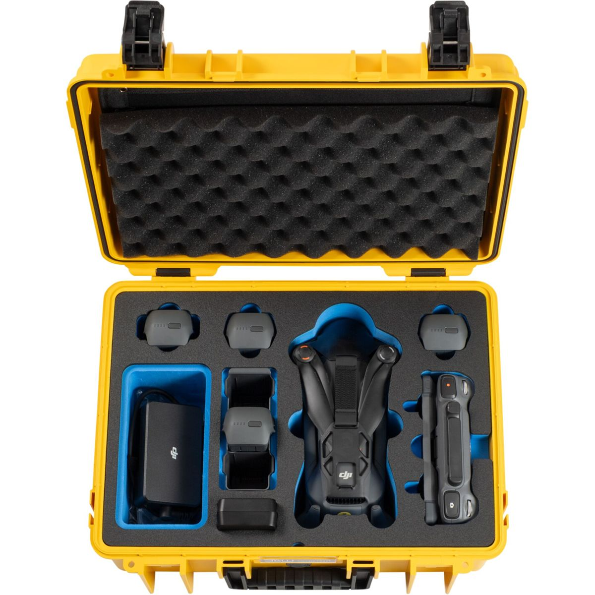Custodia gialla aperta con drone, caricatore, batterie e controller. Imbottitura in schiuma protegge l'attrezzatura. Chiusure nere.