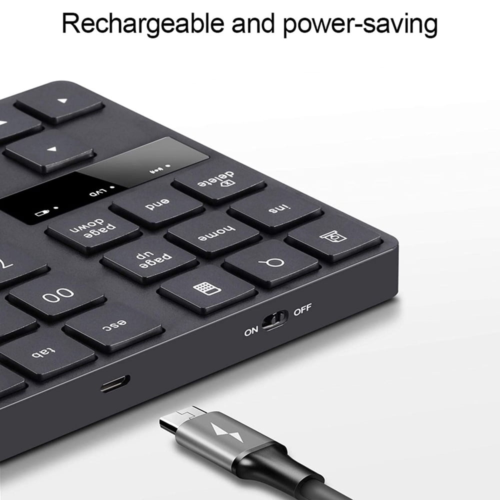 Nahaufnahme eines schwarzen numerischen Keypads mit weißen Beschriftungen. Ein Ladekabel ist eingesteckt. Die Worte 'Rechargeable and power-saving' stehen oben.