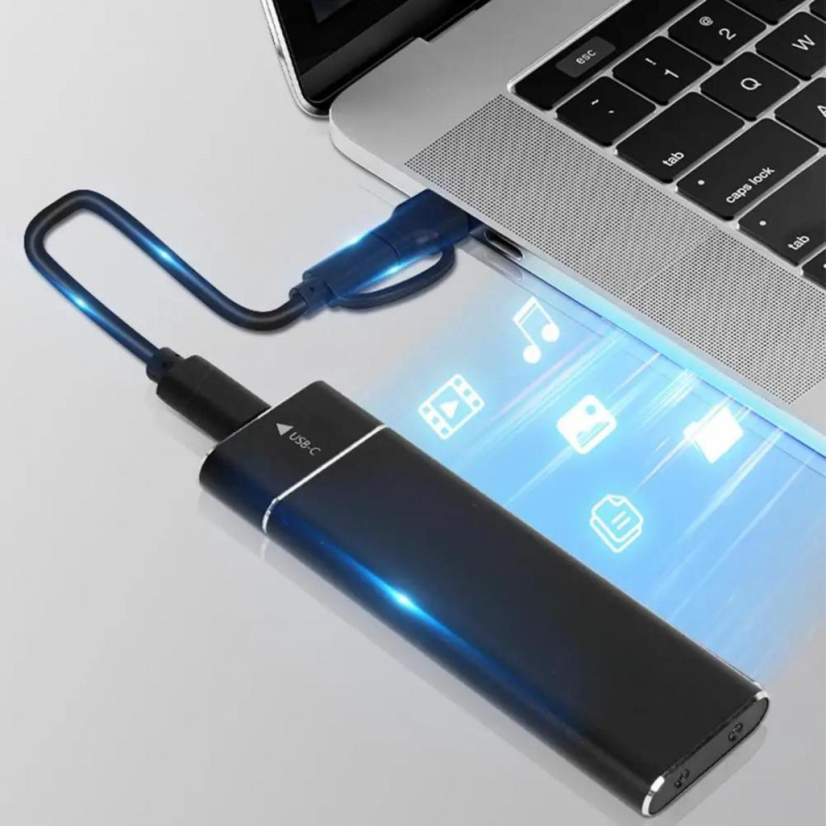 Ein schwarzes USB-C-Laufwerk ist mit einem Laptop verbunden. Der Bildschirm zeigt App-Symbole. Das Kabel leuchtet blau.