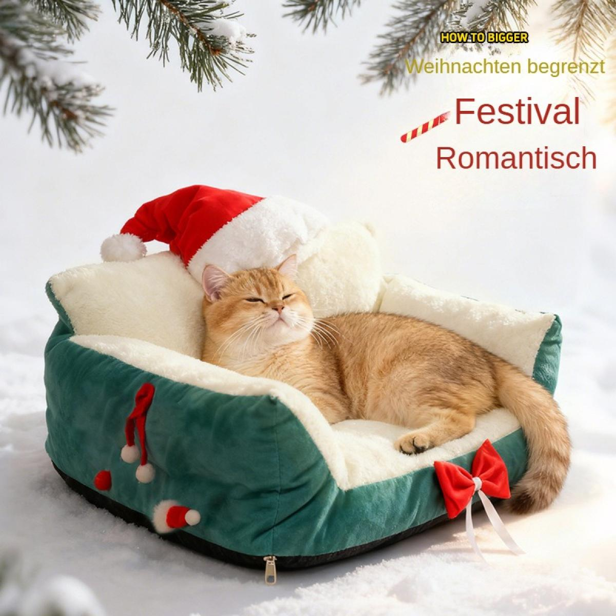 Eine goldene Katze liegt in einem grünen Bett mit Weihnachtsmütze im Schnee. Eine rote Schleife schmückt das Bett, darüber Kiefernzweige.