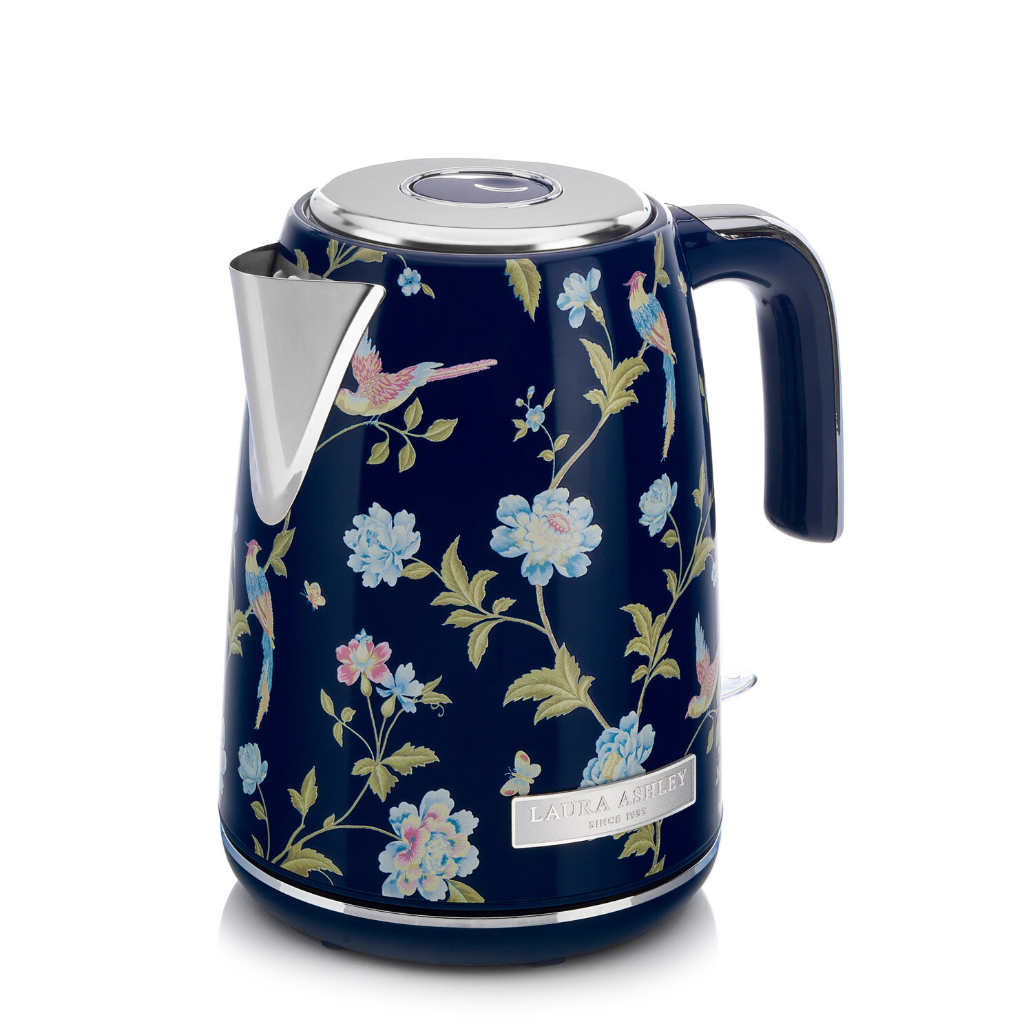 Dunkelblauer Wasserkocher mit Blumen- und Vogelmustern. Er hat einen silbernen Ausguss und Deckel sowie einen dunklen Griff.