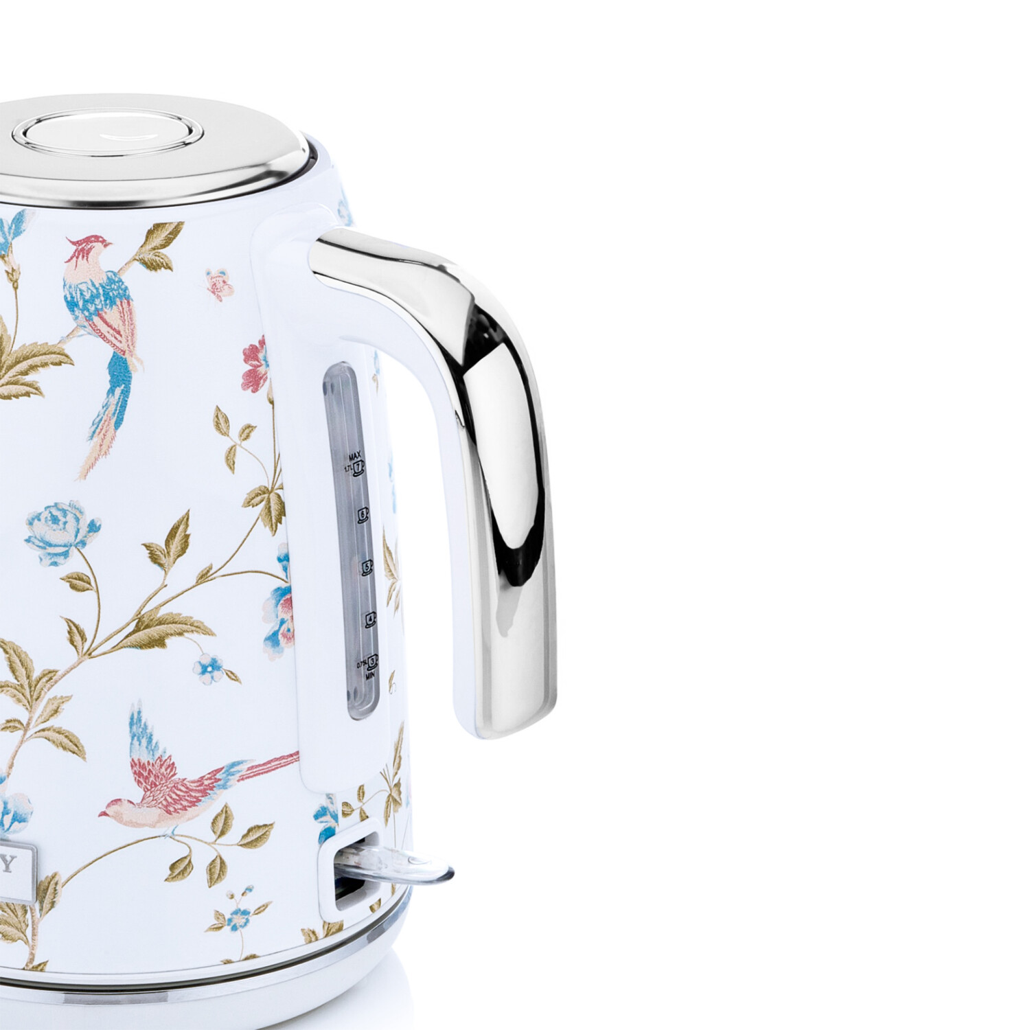 Ein weißer Wasserkocher mit Blumen- und Vogelmustern. Er hat einen silbernen Griff und Deckel, steht auf weißem Untergrund mit weißem Hintergrund.
