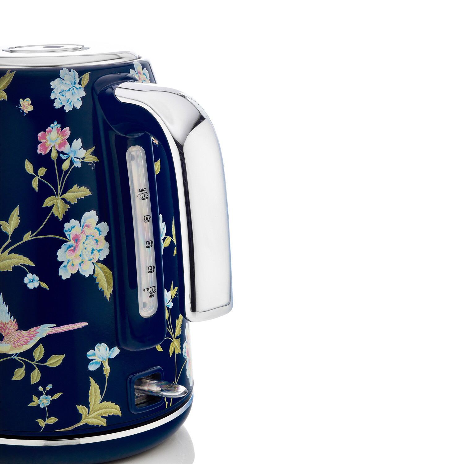 Ein dunkelblauer elektrischer Wasserkocher mit Blumenmuster und silbernem Griff. Er hat eine Wasserstandsanzeige und einen Schalter. Weißer Hintergrund.