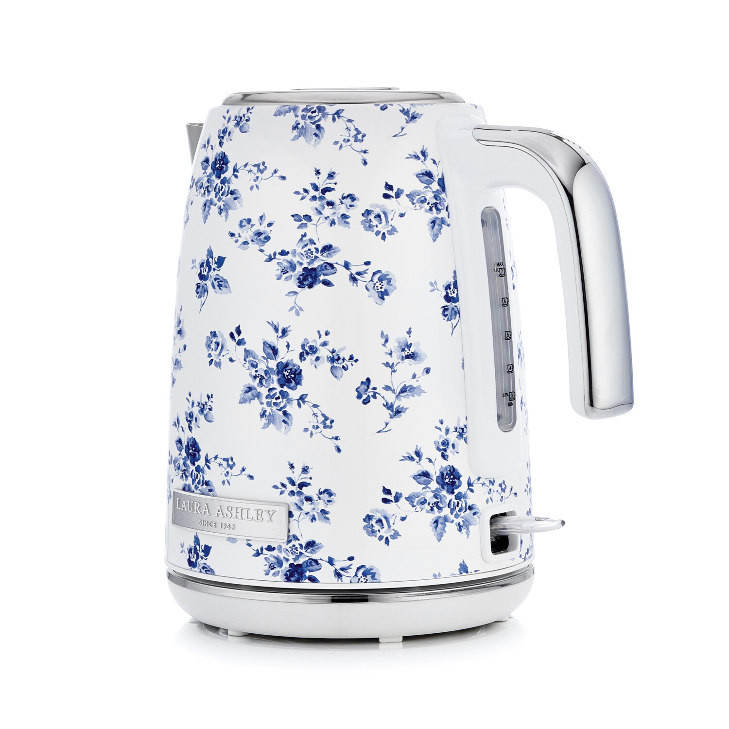 Ein weißer Wasserkocher mit blauen Blumenmustern. Er hat einen Chromgriff und eine Wasserstandsanzeige. Die Marke ist Laura Ashley.