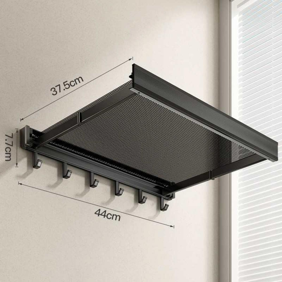 Ein schwarzes Metall-Wandregal mit Haken wird gezeigt. Abmessungen sind angegeben. Fenster mit Jalousien im Hintergrund, eine beige Wand.