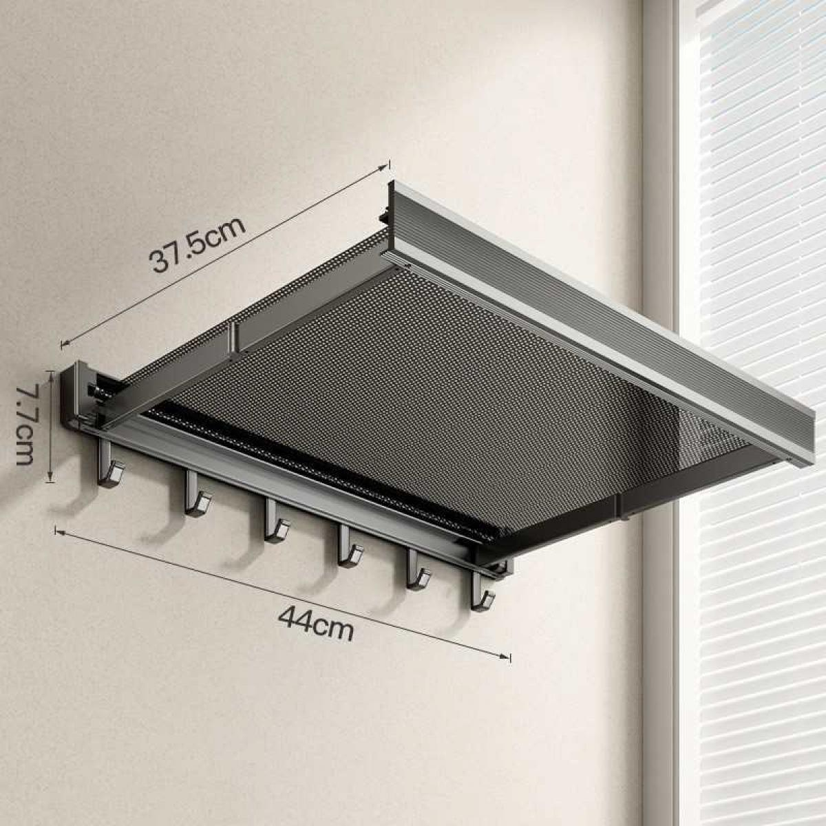 Ein metallenes, an der Wand befestigtes Regal mit Haken. Es hat ein perforiertes Regal, Haken darunter und ist an einer hellen Wand befestigt.