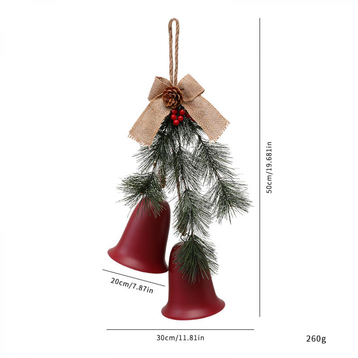 Weihnachtsglockendekoration mit Tannennadeln, Jutenschleife, Tannenzapfen und roten Beeren. Zwei rote Glocken hängen darunter.