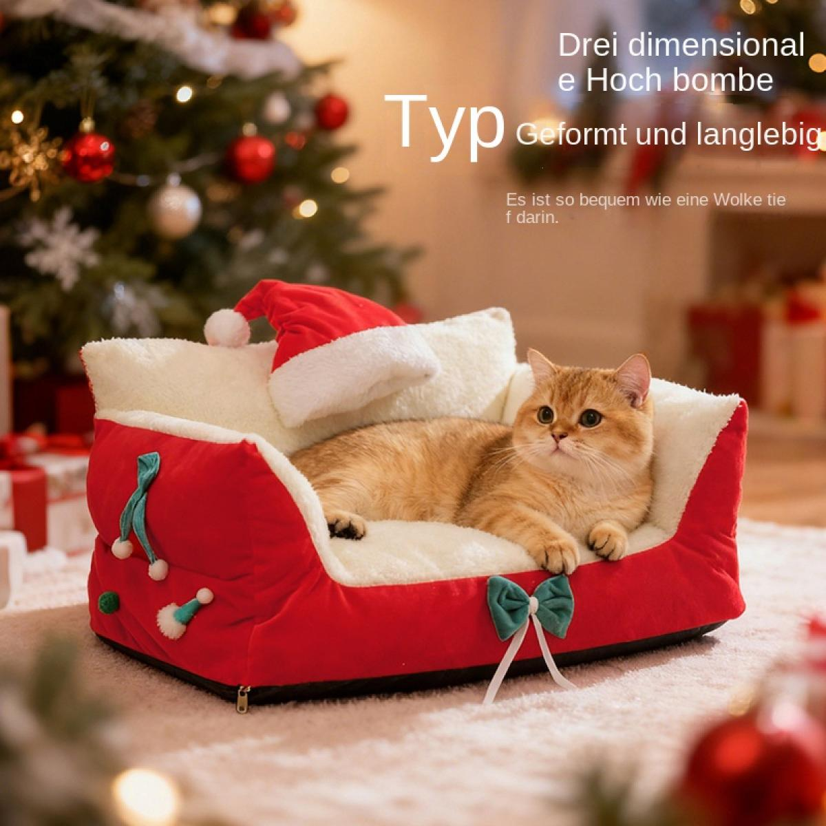 Eine goldene Katze ruht in einem rot-weißen Haustierbett mit Weihnachtsmütze, vor einem Weihnachtsbaum.