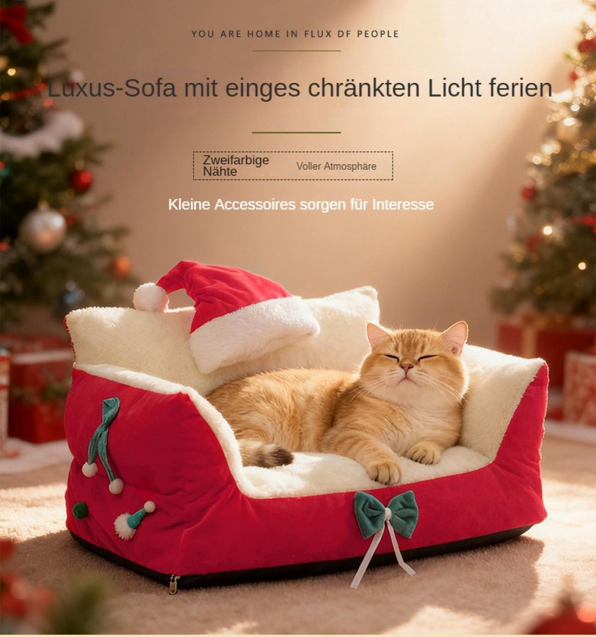 Eine goldene Katze ruht in einem rot-weißen Haustierbett mit Weihnachtsmütze. Das Bett hat eine grüne Schleife. Weihnachtsbaum im Hintergrund.