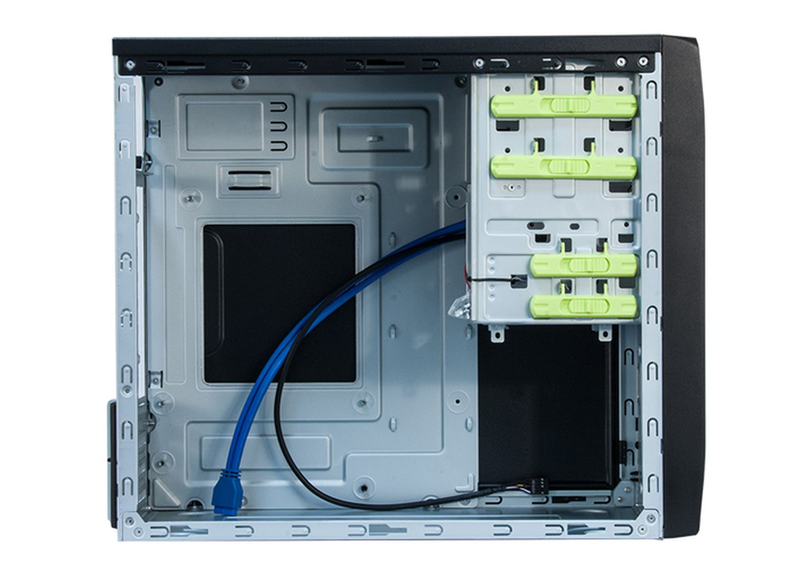 Interno di un case di computer, con componenti, telaio in metallo, cavi blu e neri e clip verdi per l'installazione.
