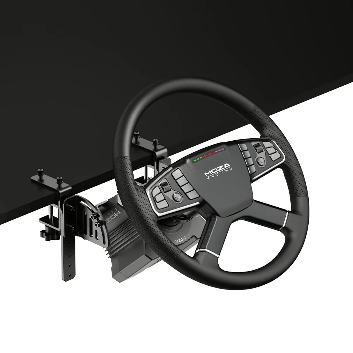 Een racestuur is gemonteerd op een zwart oppervlak. Het stuur is zwart met knoppen en de merknaam MOZA Racing is zichtbaar.