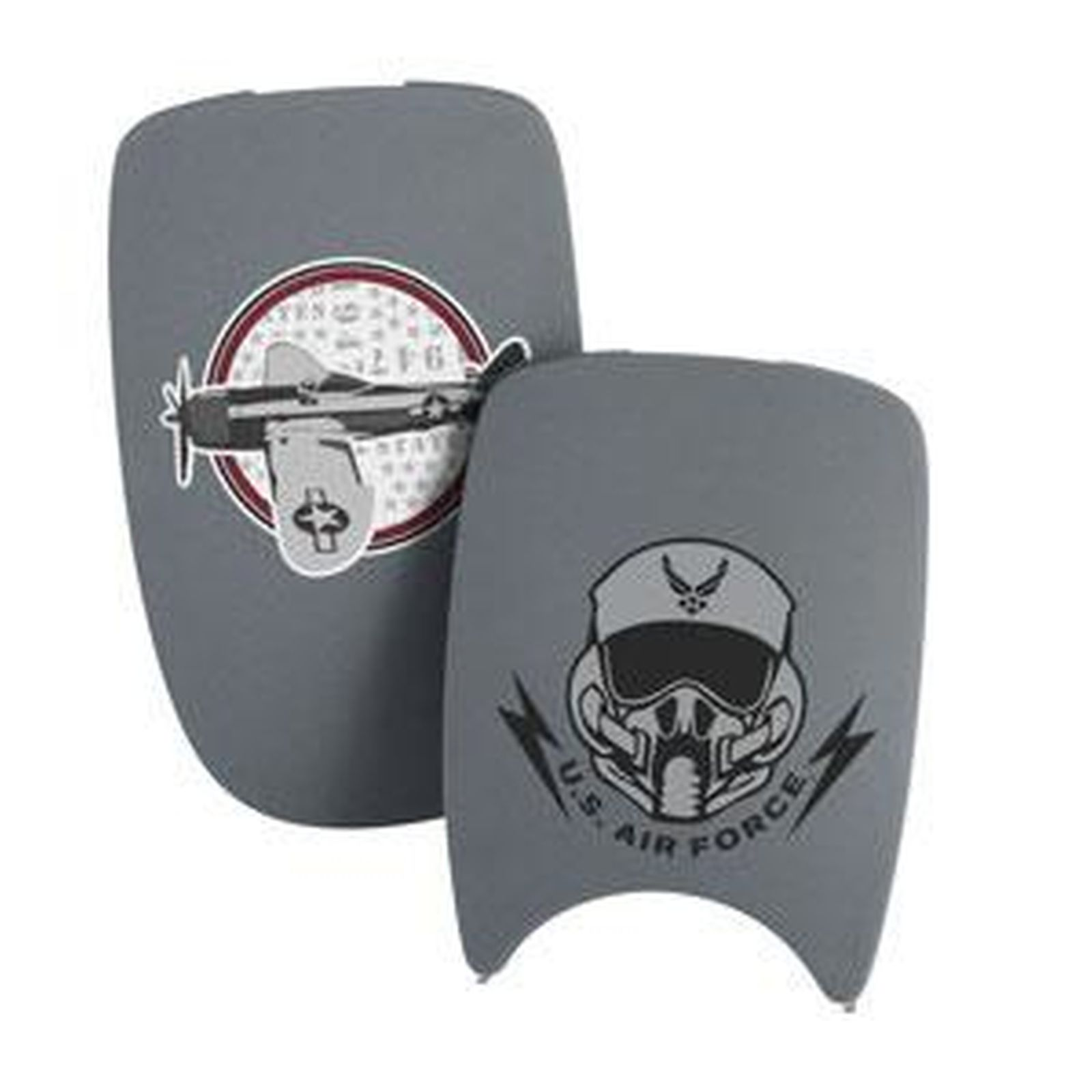Dwa szare, zakrzywione obiekty z logo Air Force. Jeden ma samolot, drugi hełm pilota. Białe tło.