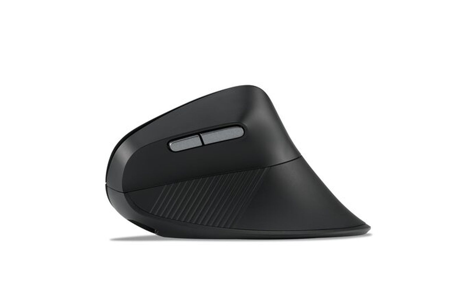 Mouse ergonomico nero con due pulsanti in alto e lato testurizzato. Isolato su sfondo bianco. Design moderno.
