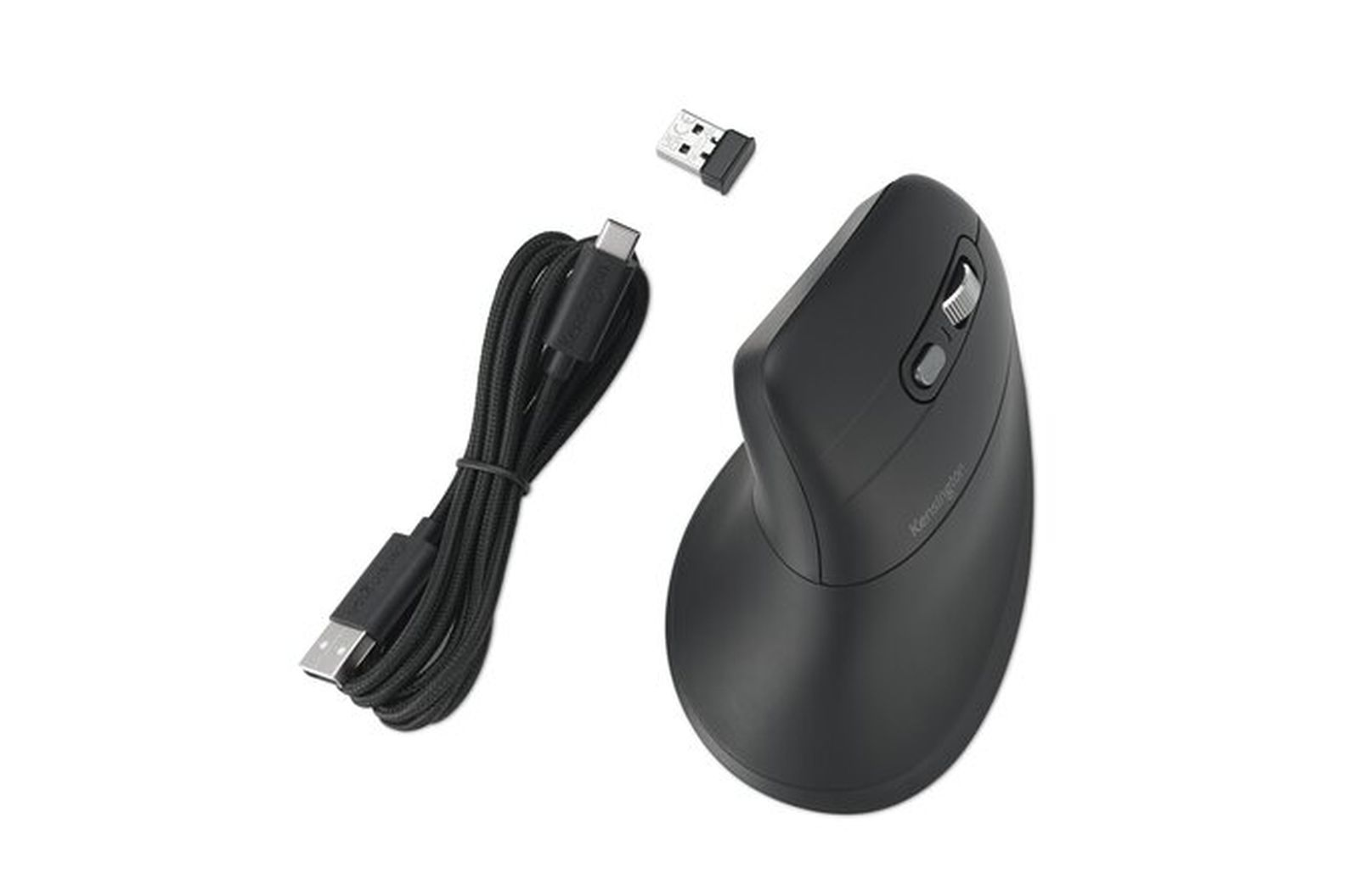 Un mouse ergonomico nero, un cavo USB e un ricevitore wireless sono su una superficie bianca. Il mouse ha una rotellina e pulsanti.