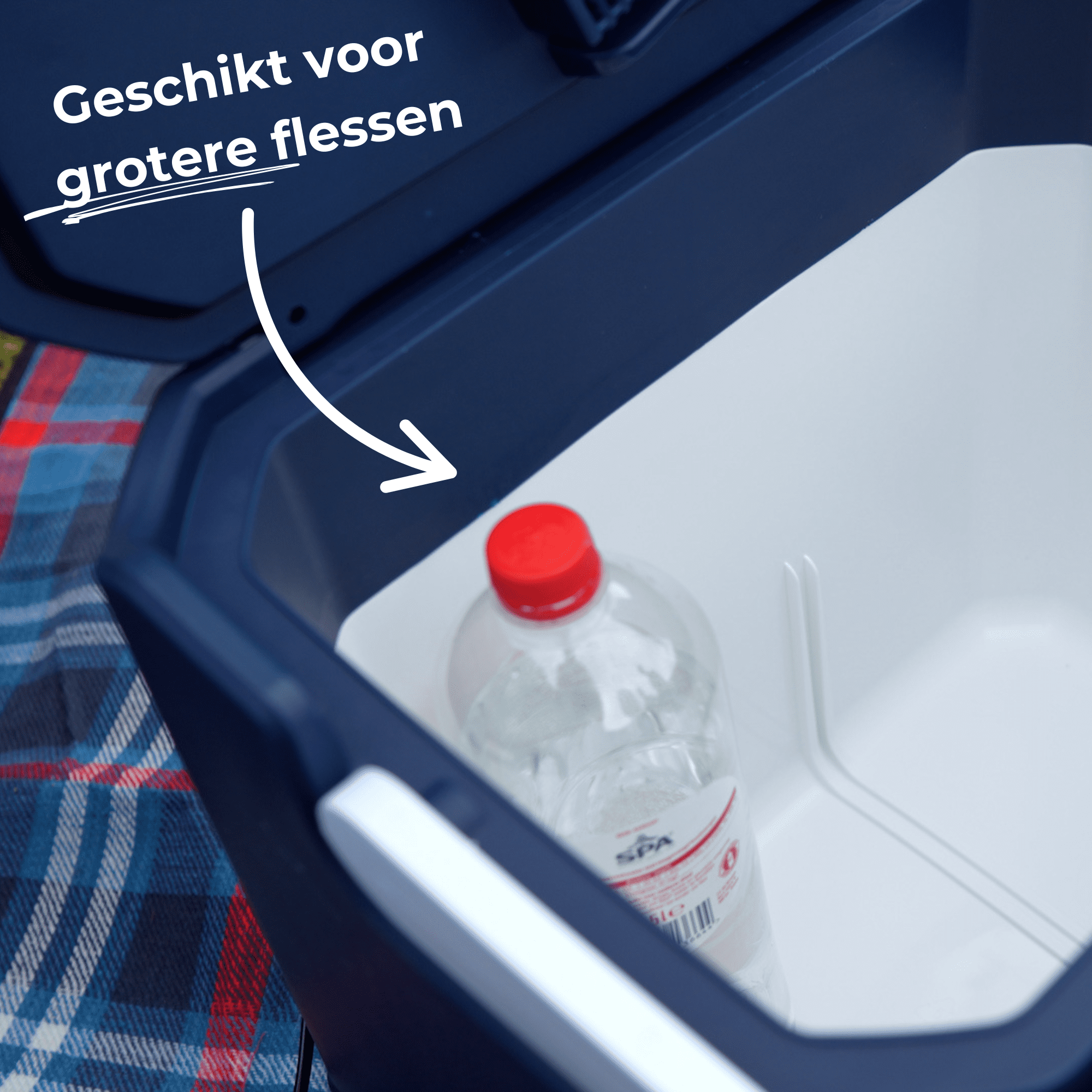 Eine Kühlbox mit Wasserflasche. Text: geeignet für größere Flaschen. Blaue und weiße Farben.