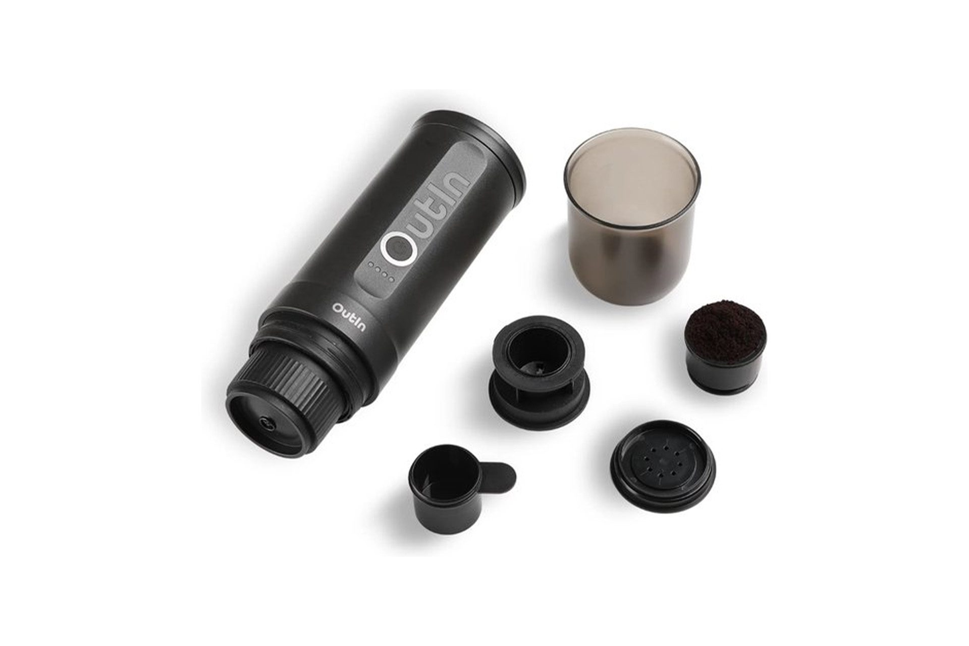 Una macchina da caffè espresso portatile Outin nera smontata con diverse parti, tra cui una tazza, filtri e caffè macinato.