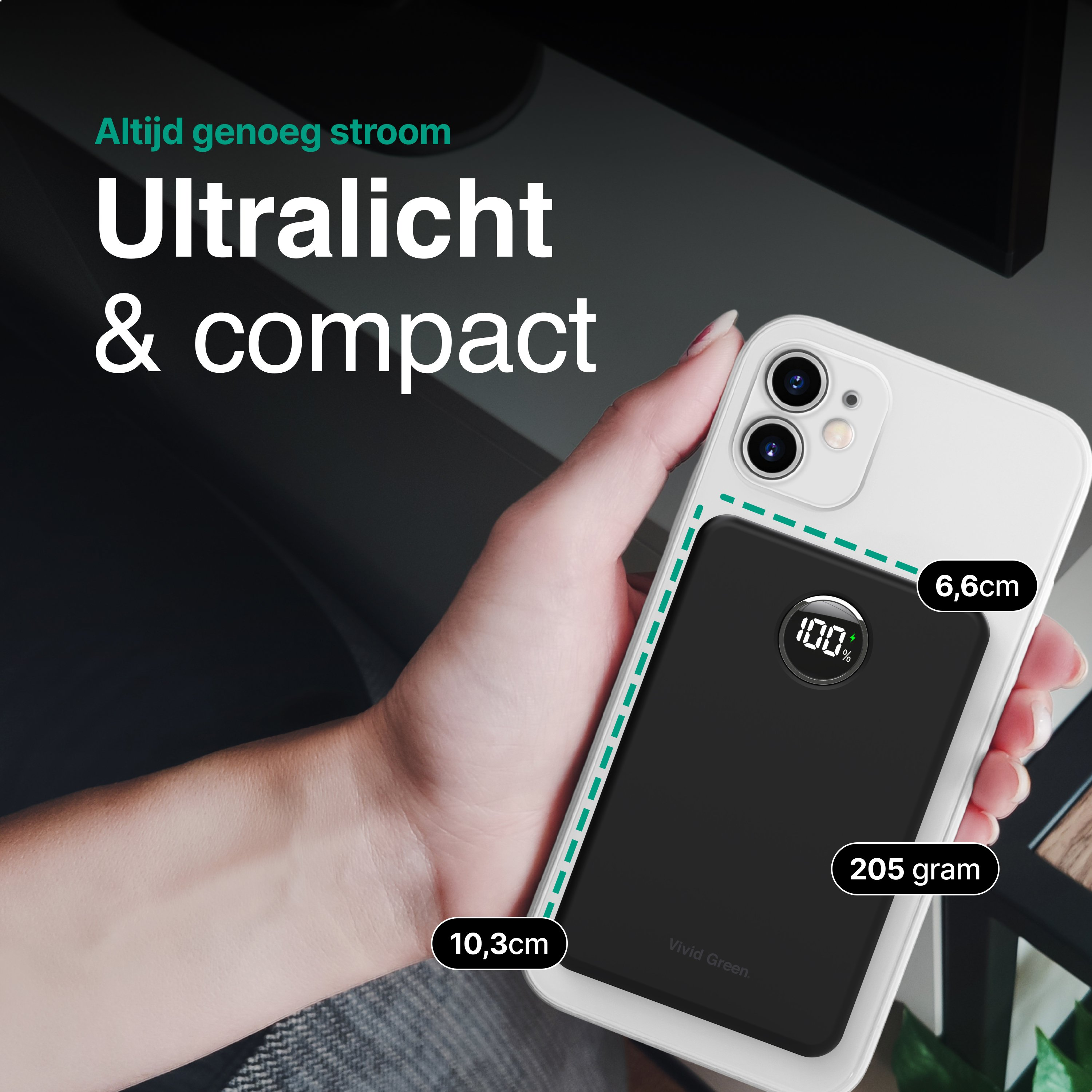 Une main tient un téléphone blanc avec une batterie externe noire, affichant 100%. Dimensions et poids sont indiqués.