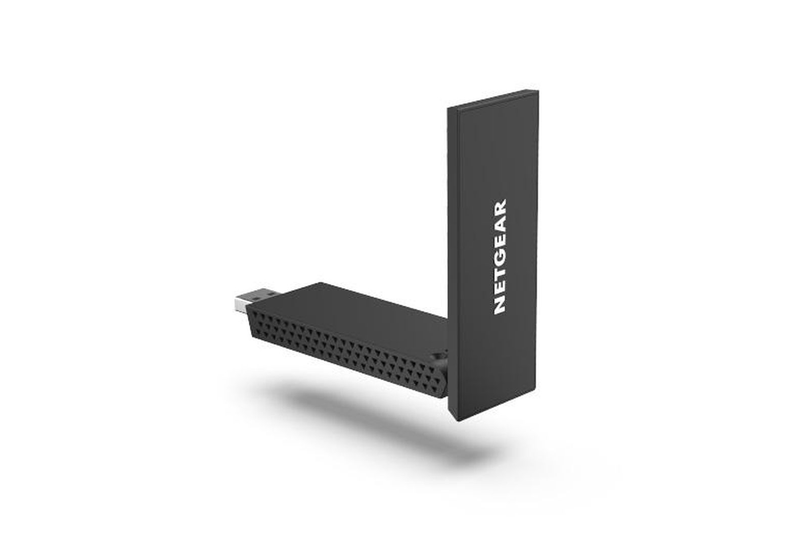 Czarny adapter Wi-Fi Netgear. Posiada złącze USB i antenę pionową. Tło jest białe.
