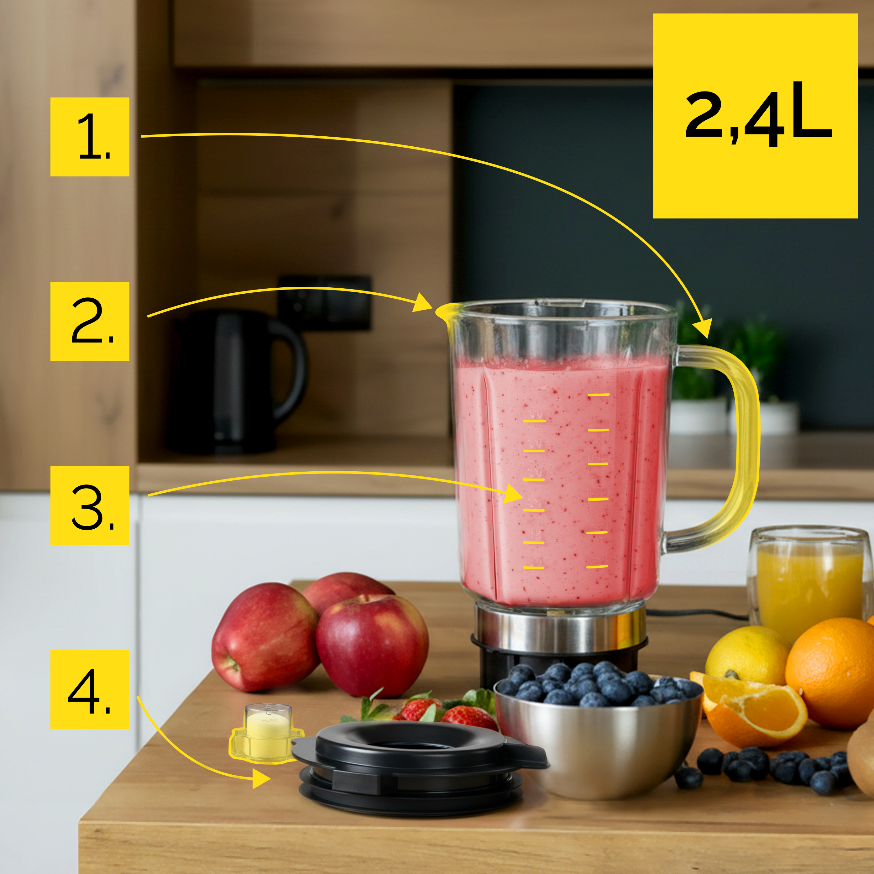 Blender z różowym smoothie, jabłkami, jagodami i owocami cytrusowymi na drewnianym blacie. Tło kuchni.
