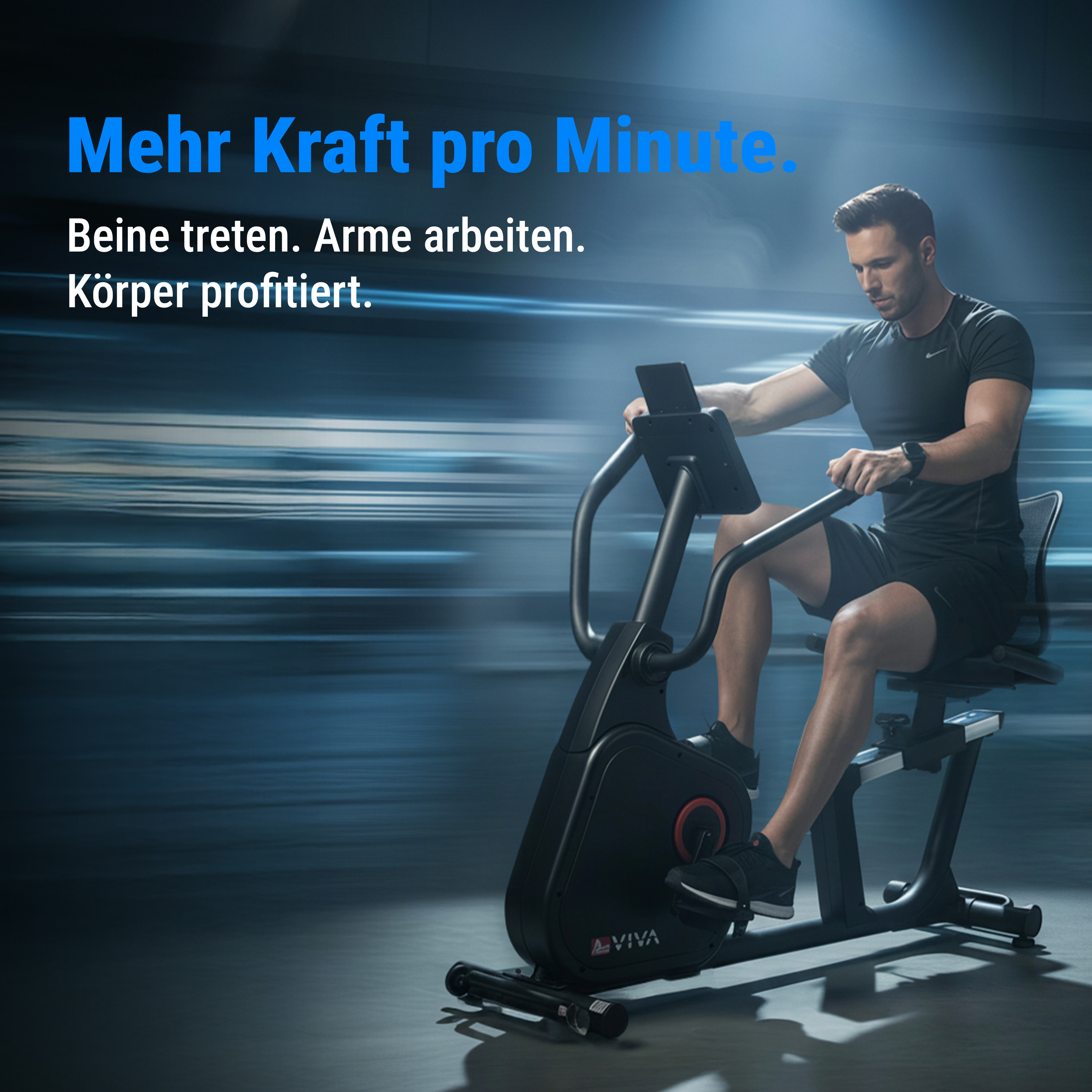 Ein Mann auf einem Heimtrainer. Text: Mehr Kraft pro Minute. Beine treten, Arme arbeiten, Körper profitiert.