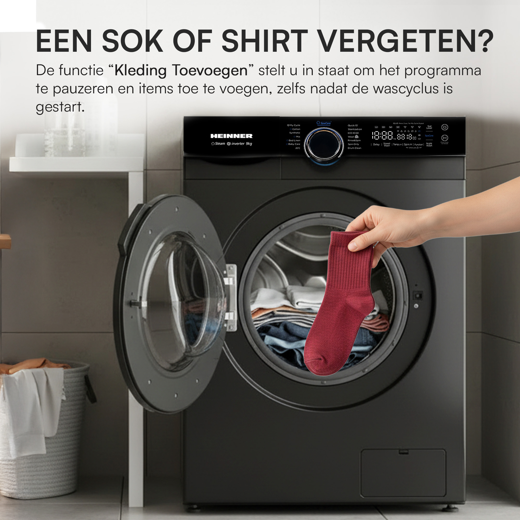 Een hand houdt een rode sok boven een open wasmachine. De machine is zwart. Er zitten kleren in. Tekst staat bovenaan.