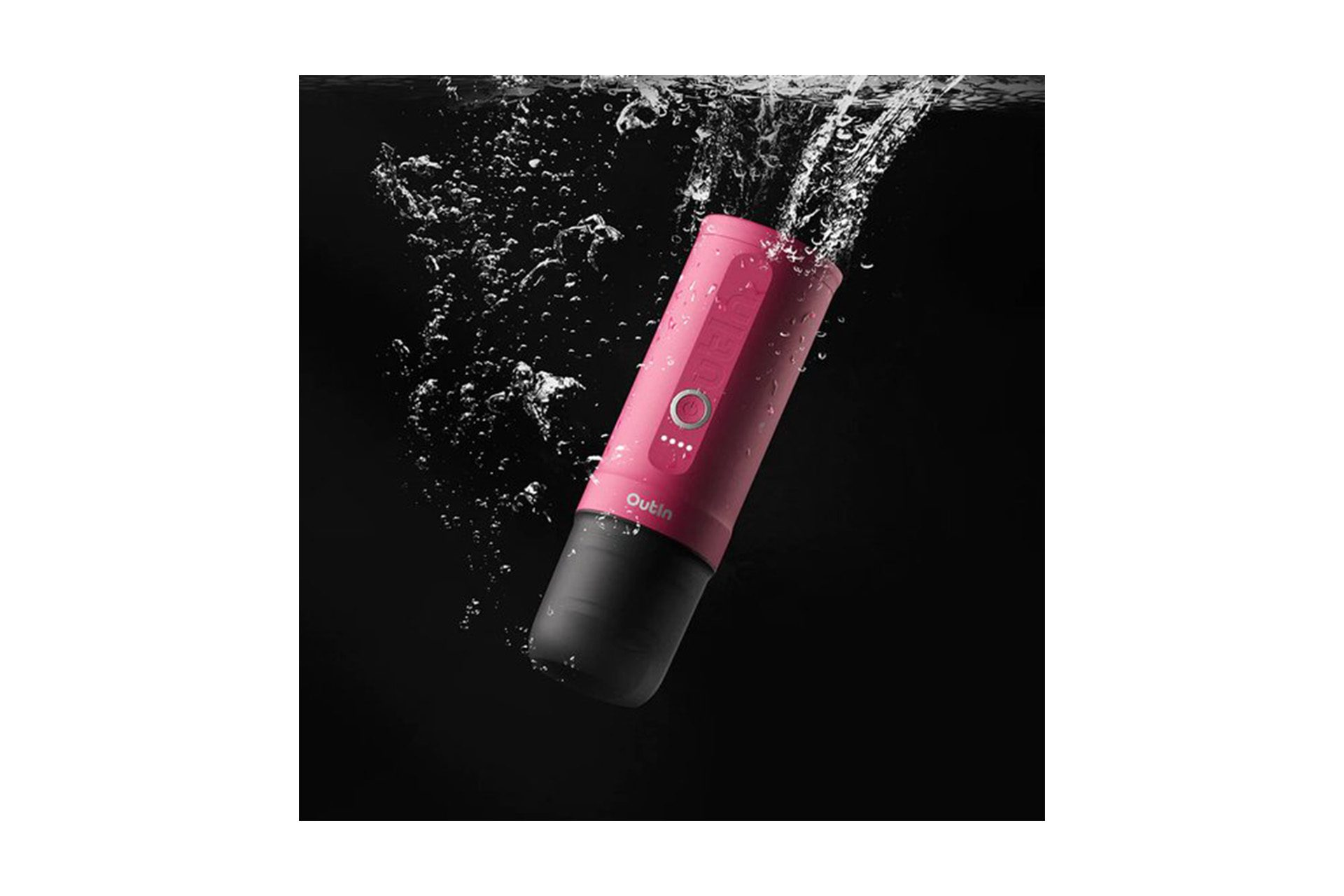 Różowo-czarne urządzenie Outlin zanurzone w wodzie. Woda rozpryskuje się wokół na czarnym tle.