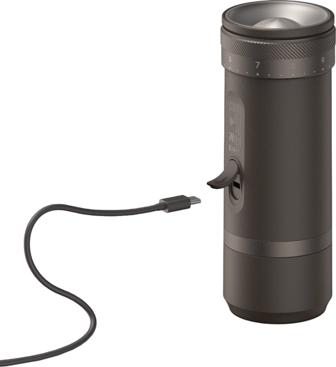 Pokazano ciemnoszarą maszynkę do kawy z podłączonym kablem USB-C. Numery 6-9 są widoczne na górze.