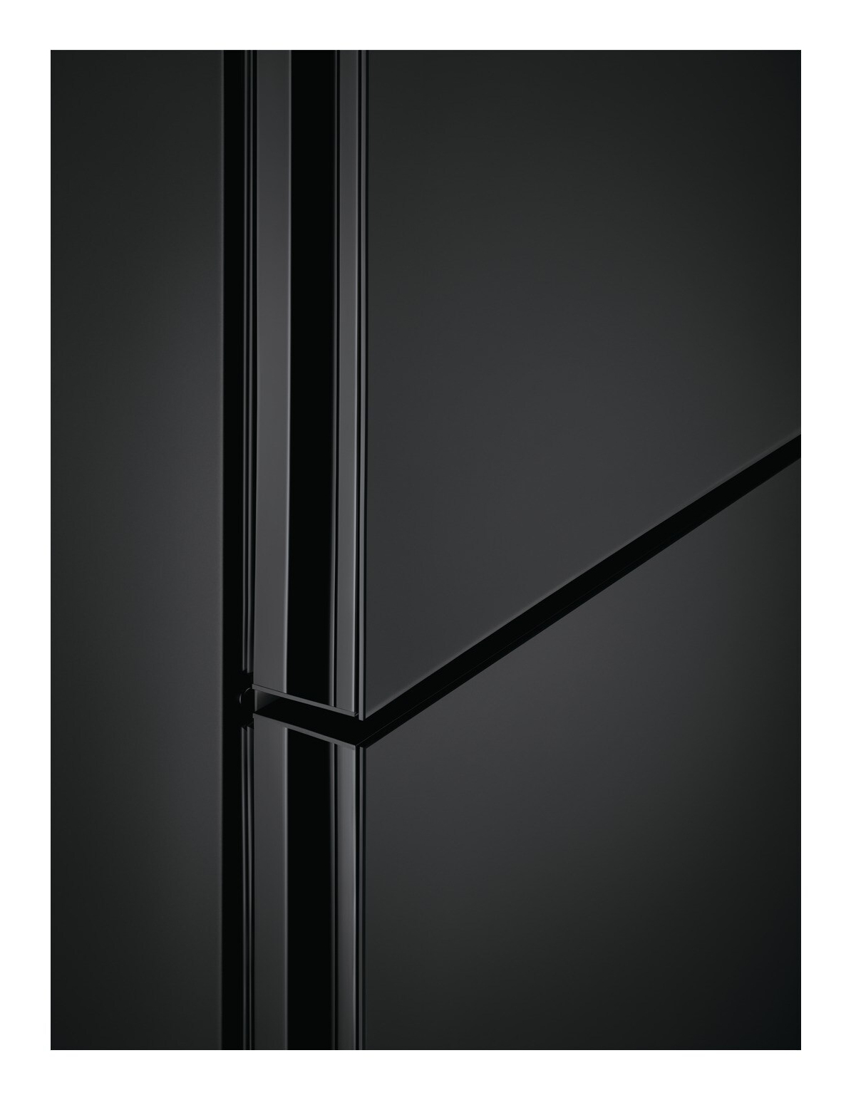 Primer plano de una puerta de ducha negra. Marco negro vertical y barra diagonal forman un diseño geométrico sobre fondo oscuro.
