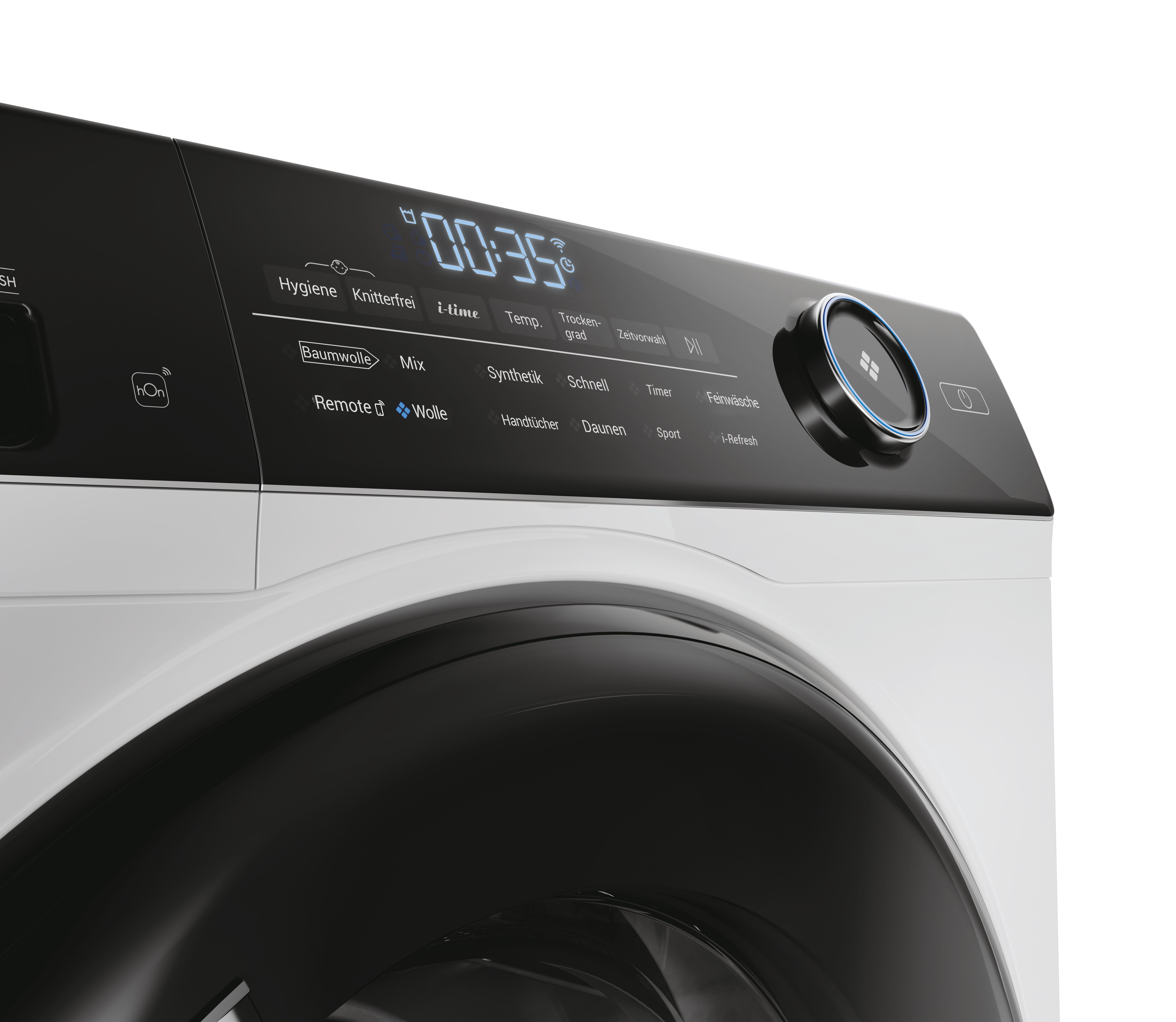 Nahaufnahme einer Waschmaschine. Das Bedienfeld zeigt einen digitalen Timer und mehrere Programmoptionen.