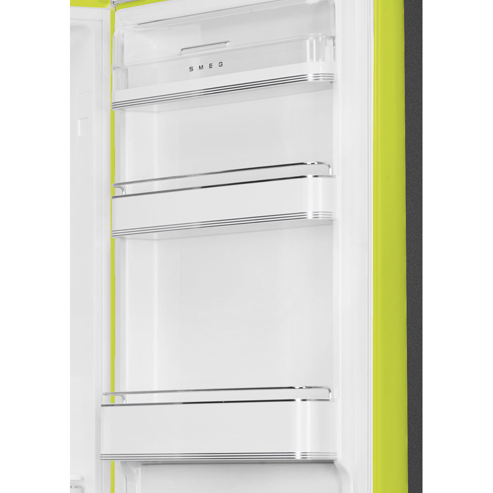 Interior de un refrigerador Smeg. Estantes blancos, adornos cromados y detalles verde lima. El logotipo de Smeg es visible.