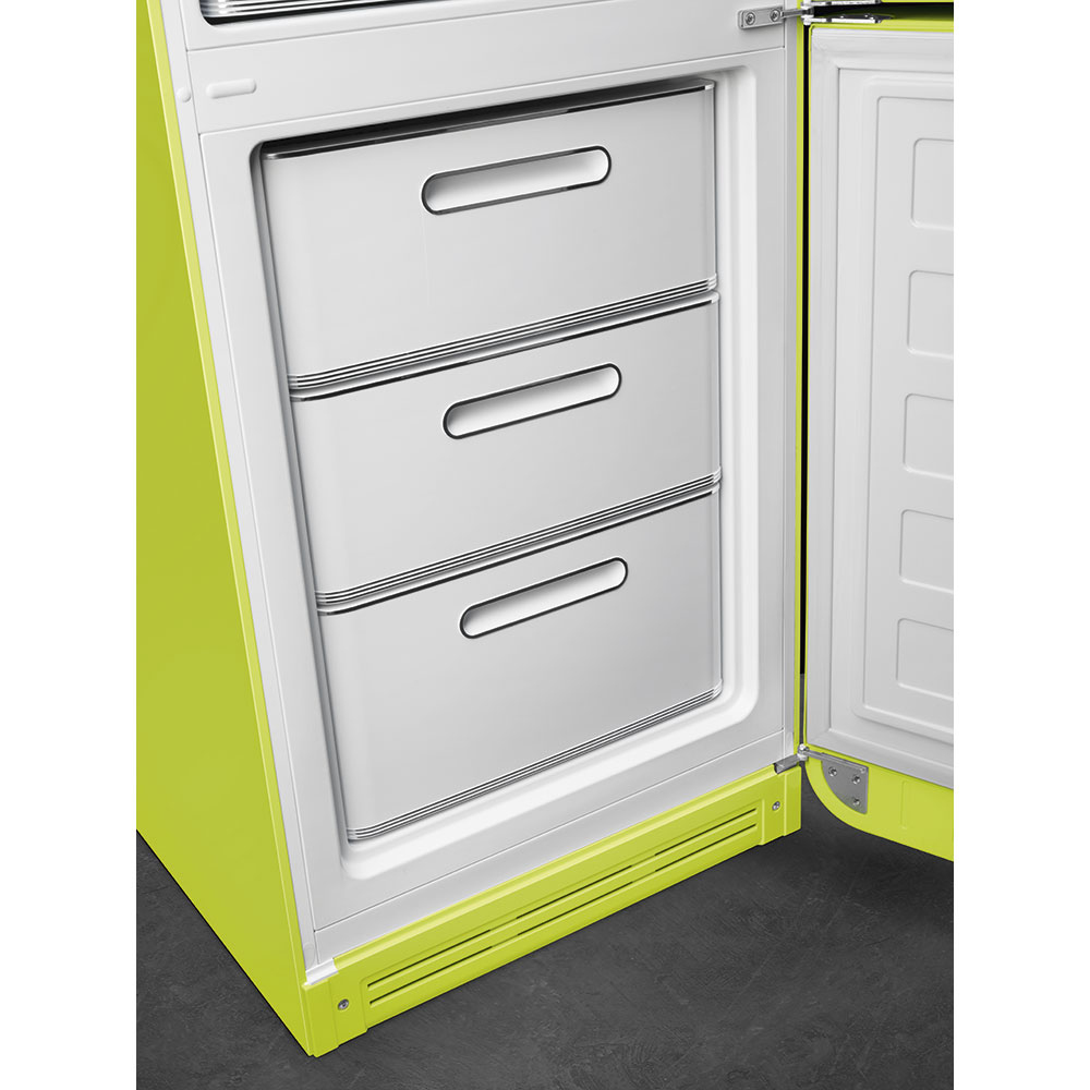 Un refrigerador verde lima con la puerta abierta, revelando tres cajones adentro. La puerta es blanca y el interior también es blanco.