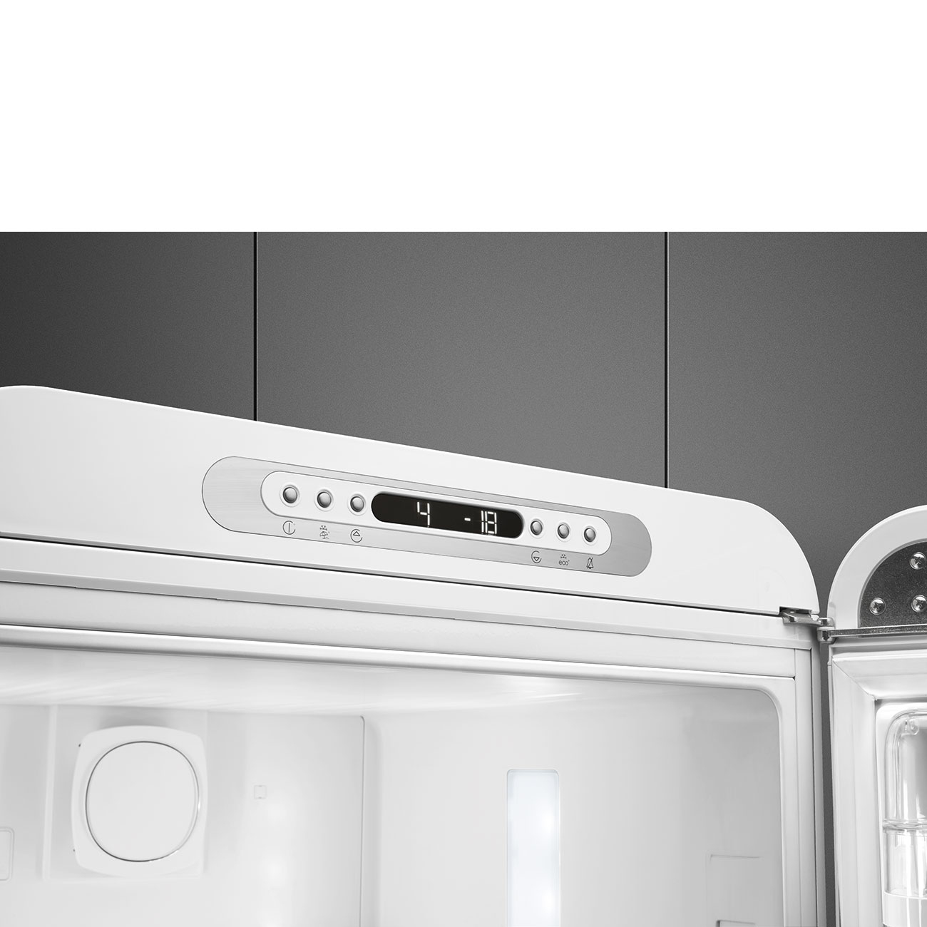 Interior de refrigerador blanco con puerta abierta. La pantalla digital muestra '4 -18'. El fondo es gris.
