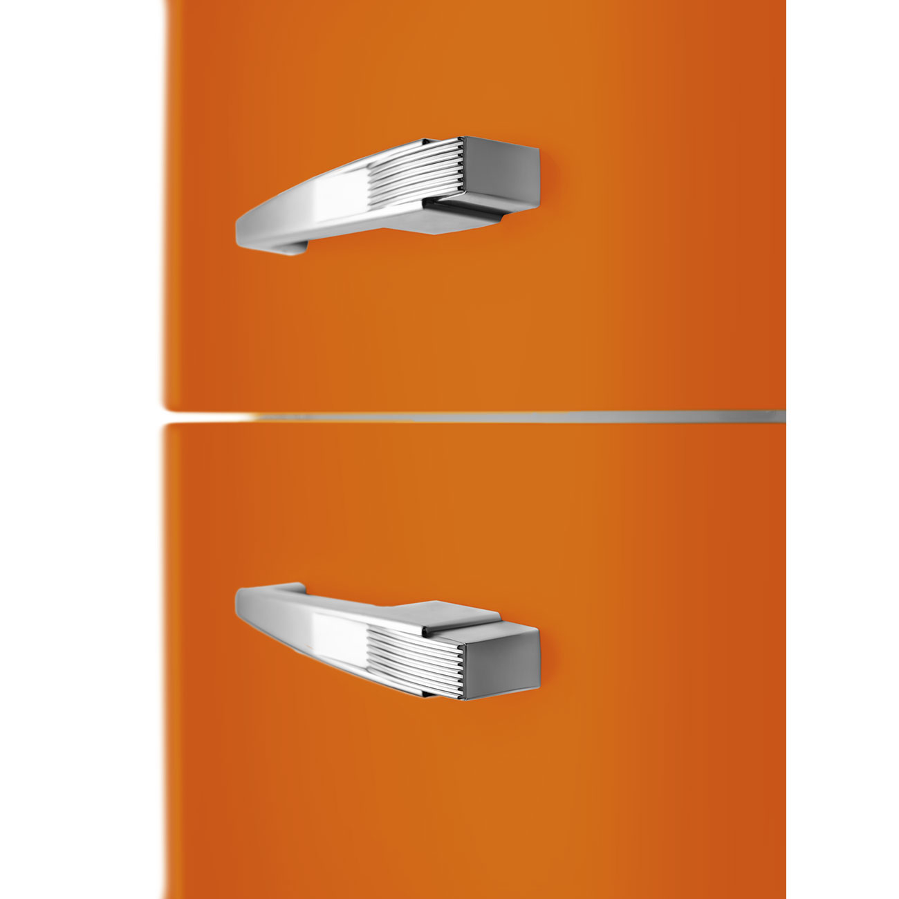 Ein orangefarbener Kühlschrank mit zwei Türen und Chromgriffen. Die obere Tür hat einen Griff, die untere Tür auch.