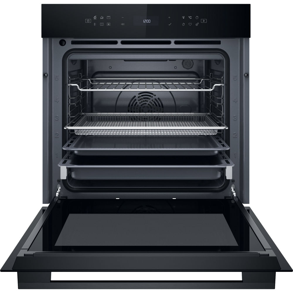 Een zwarte oven staat open en toont bakplaten en roosters binnenin. De deur is naar beneden. Een digitaal display toont de tijd.