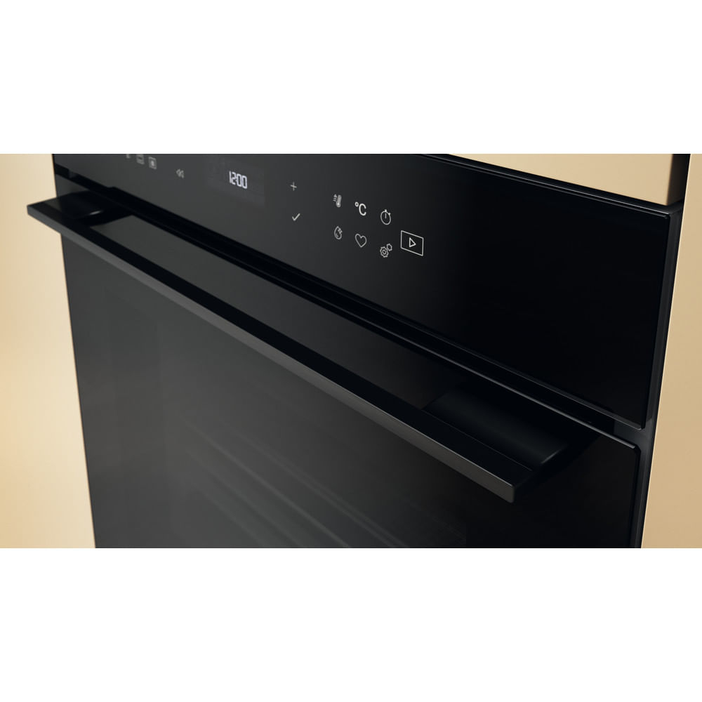 Een close-up van een zwarte oven met een handvat. De ovendeur is gesloten. Boven het handvat bevinden zich bedieningspictogrammen.