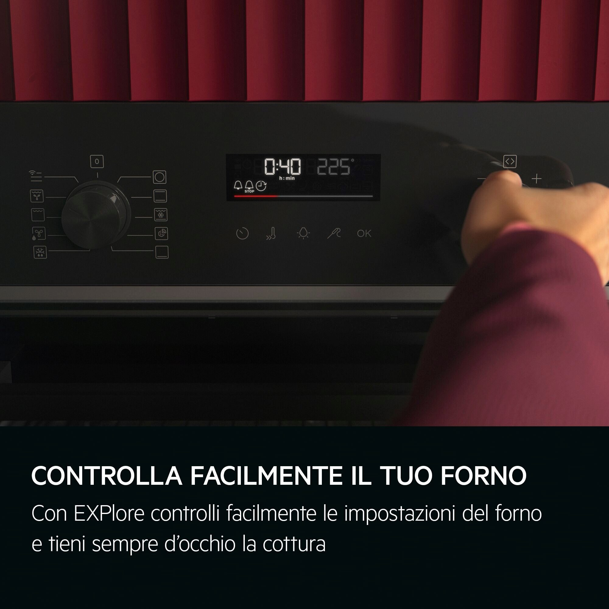 Pannello di controllo del forno con display che mostra ora e temperatura. Una mano regola le impostazioni. Sfondo rosso strutturato.