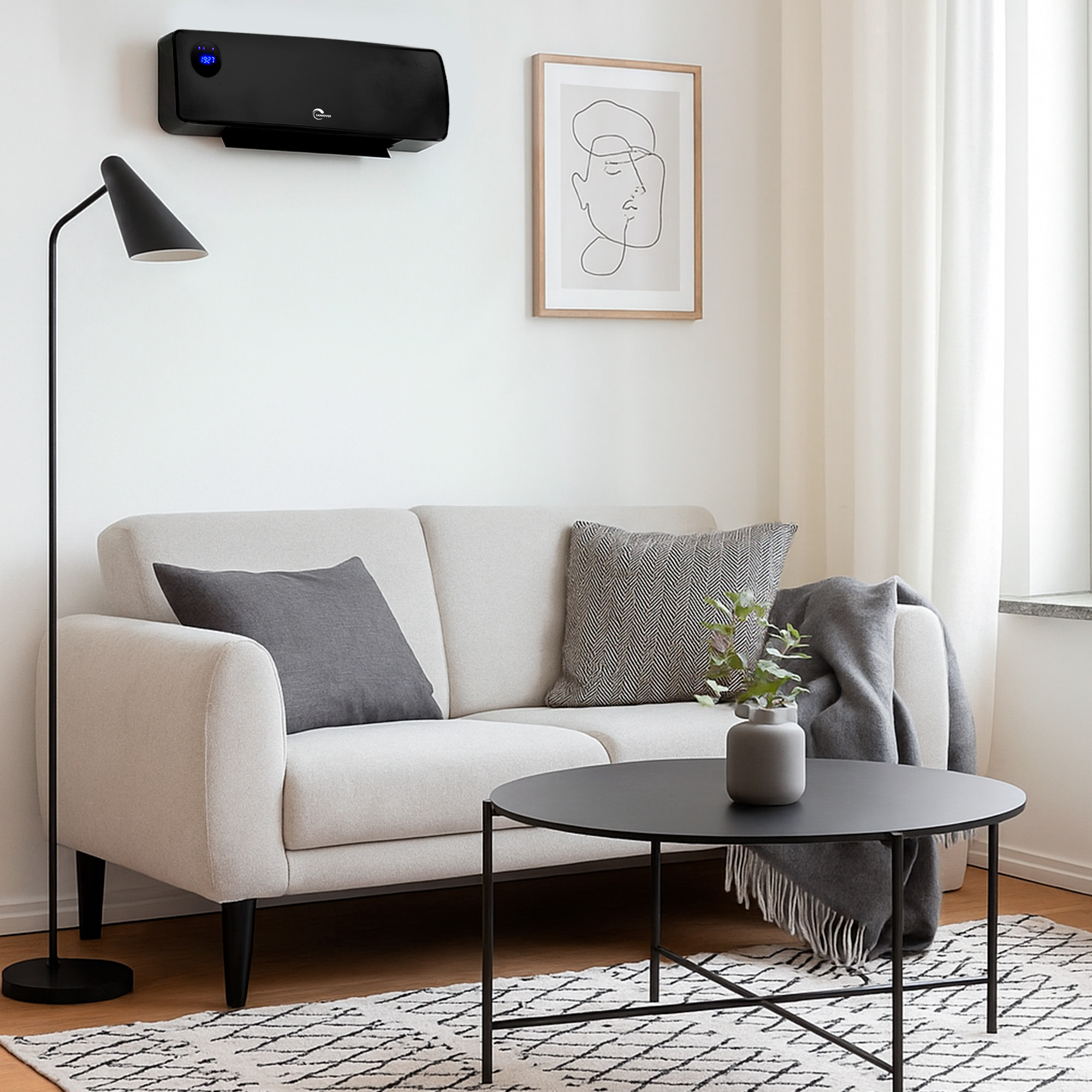 Ein modernes Wohnzimmer mit Sofa, Couchtisch, Lampe und Kunstwerk. Klimaanlage über dem Sofa montiert.