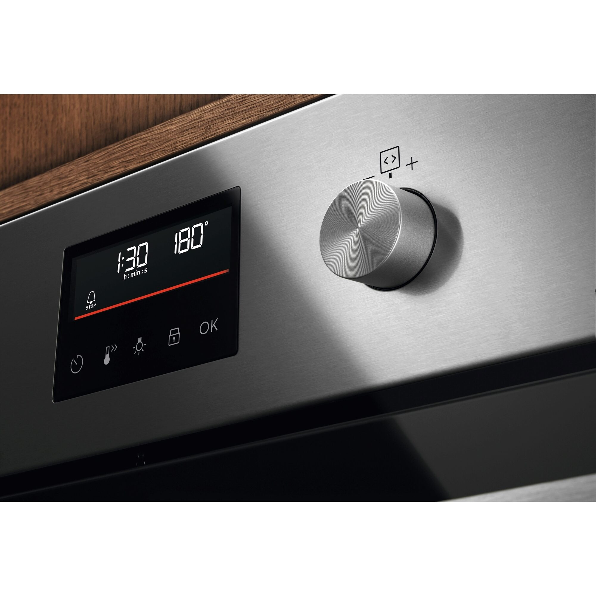 Panel sterowania piekarnika pokazujący czas i temperaturę, z metalowym pokrętłem i drewnianą powierzchnią.